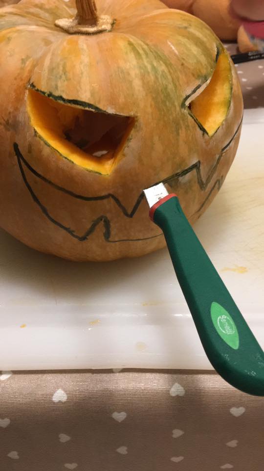 preparare la zucca di halloween, Jack o lantern, lavori di halloween con i bambini, trevaligie preparare la zucca di halloween, Jack o lantern, lavori di halloween con i bambini, trevaligie