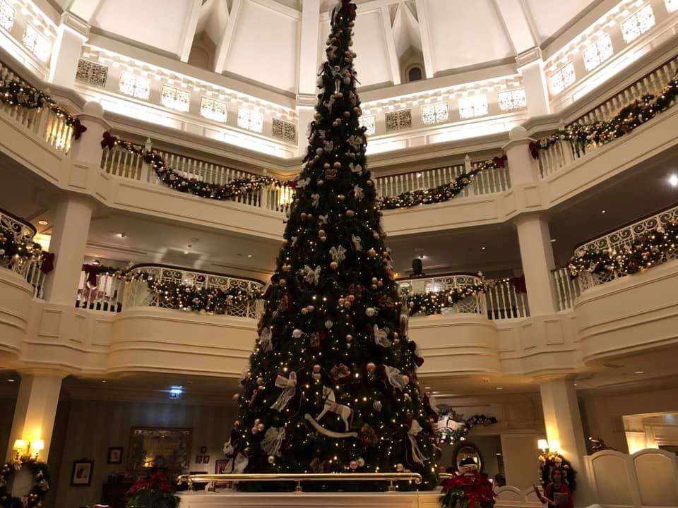 Il Disneyland Hotel. Dormire a Disneyland Paris. Il Disneyland Hotel. Dormire a Disneyland Paris.