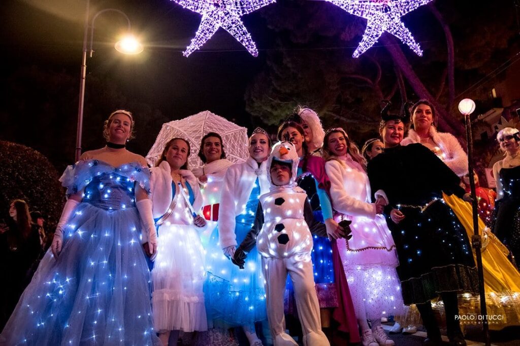 Quest'anno non ci saranno spettacoli o eventi in programma per Favole di Luce. le luminarie di Gaeta. ma rimarranno accese le installazioni luminose, simbolo di speranza.