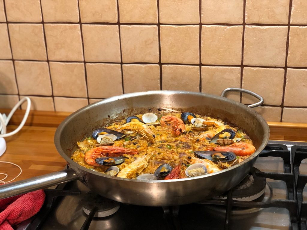 La paella. Ricette dal mondo da fare a casa. La paella. Ricette dal mondo da fare a casa.