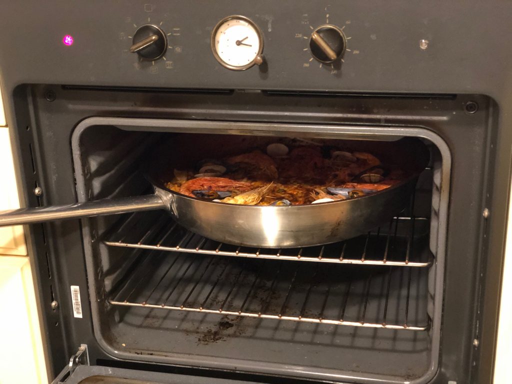 La paella. Ricette dal mondo da fare a casa. La paella. Ricette dal mondo da fare a casa.