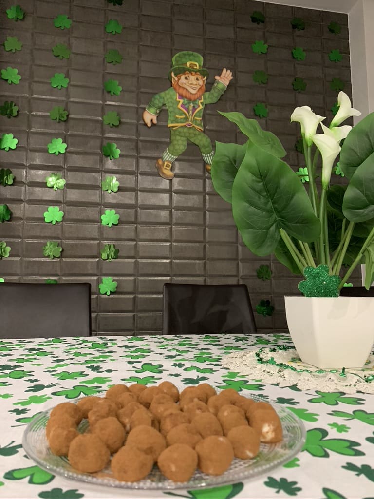 Durante i festeggiamenti per San patrizio è uso decorare anche casa, con oggetti di colore verde e trifogli.