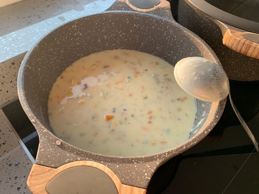 La preparazione della clam chowder richiede un pò di tempo e pazienza. Gli ingredienti sono tabti, ma una volta assaggiato il risultato non potrai che desiderare di rifarla!