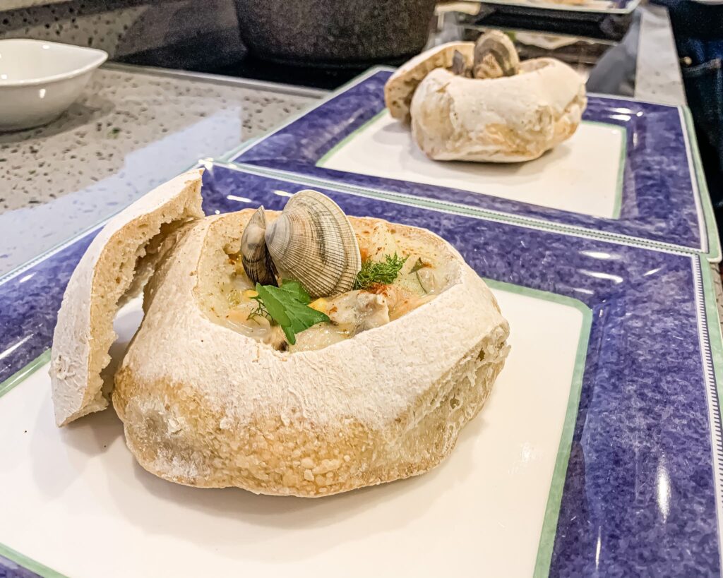 In alcune località alla zuppa di vongole vengono aggiunti i pomodori, come nella Manhattan clam chowder, ma la ricetta originale, bianca e cremosa, è quella più deliziosa e saporita, proprio perchè ha un sapore così particolare che difficilmente troverai in un altro piatto!