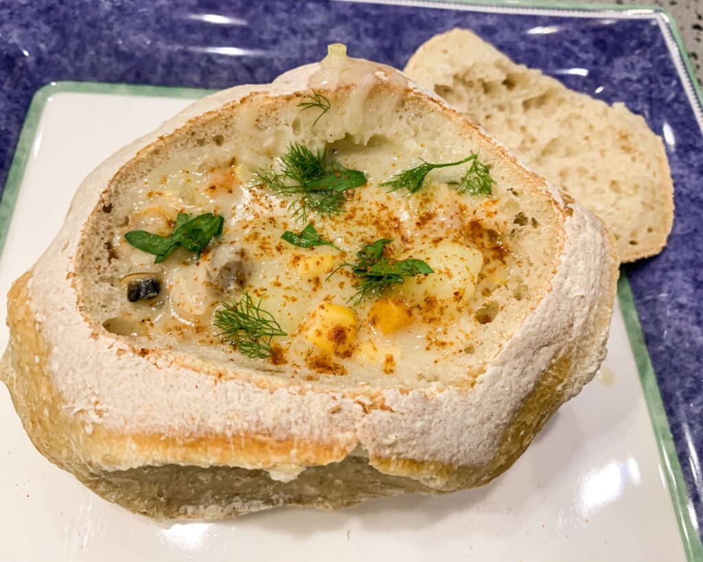La particolare cremosità della Clam Chowder la rende un piatto unico davvero delizioso. Il panino che la contiene poi, una volta finita la zuppa, va mangiato tutto!