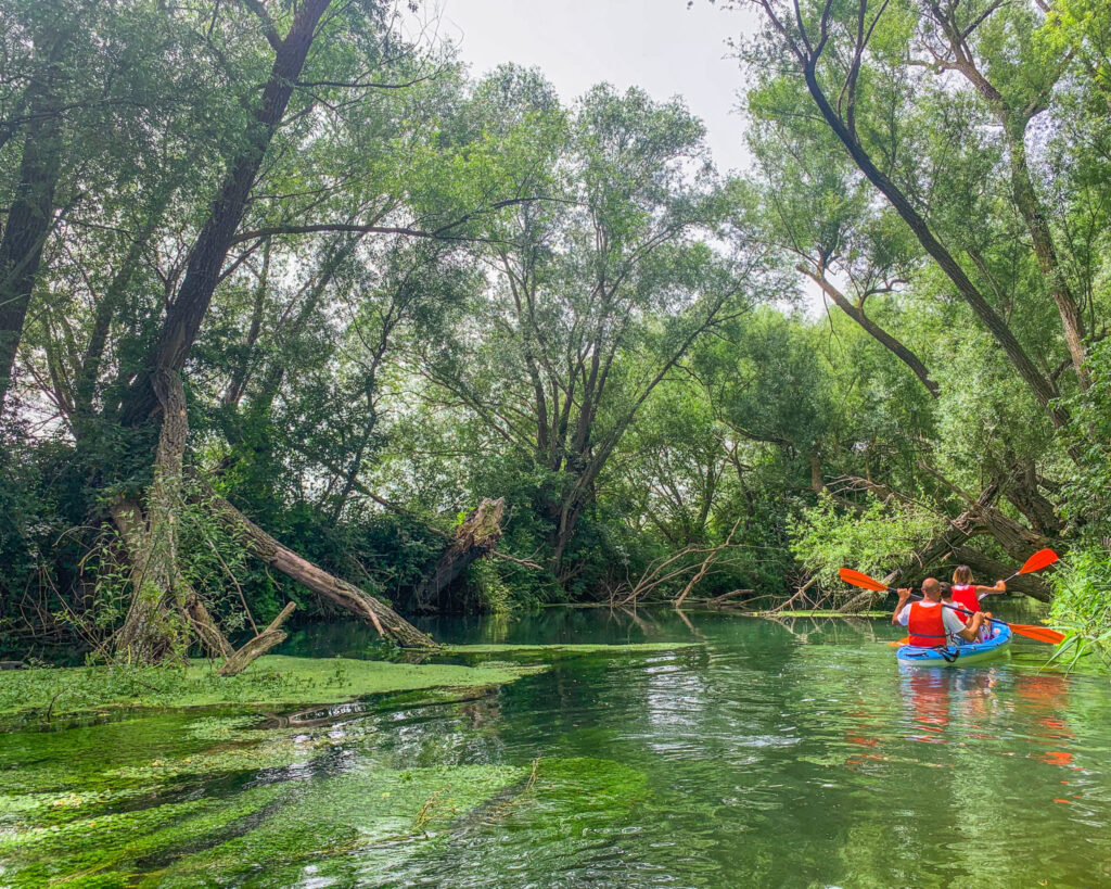 In canoa sul fiume Tirino con i bambini