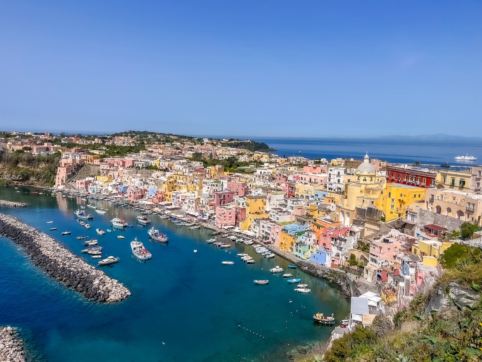 Procida, l'isola della lentezza. Cosa vedere e cosa fare sull'isola