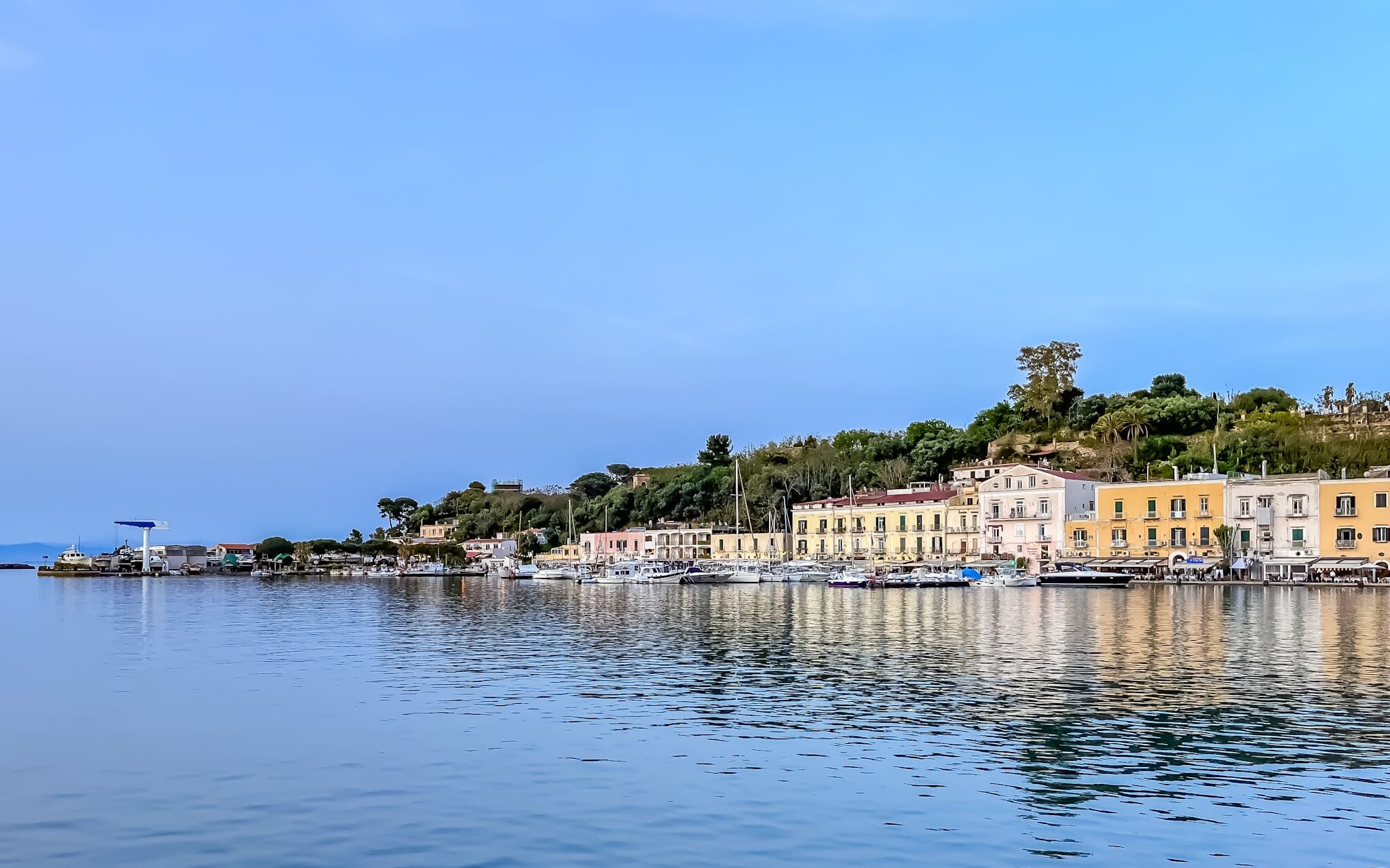 Ischia Porto. Cosa fare e cosa vedere sulla Riva destra dell'isola