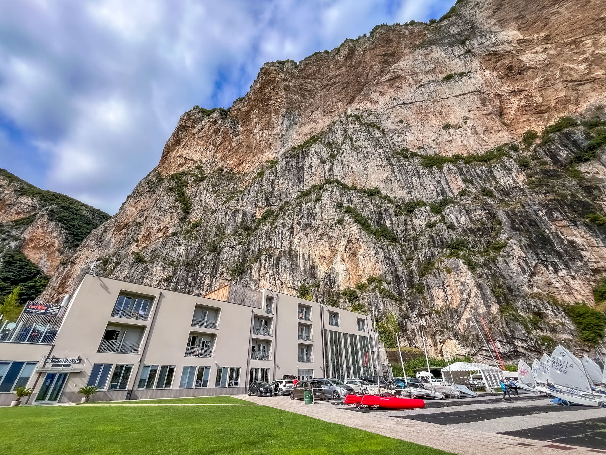 Univela a Campione del Garda. Clinic di vela, ostello e cosa vedere nei dintorni
